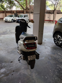 White Mahindra Gusto