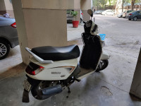 White Mahindra Gusto