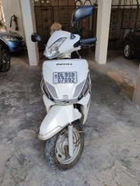 White Mahindra Gusto