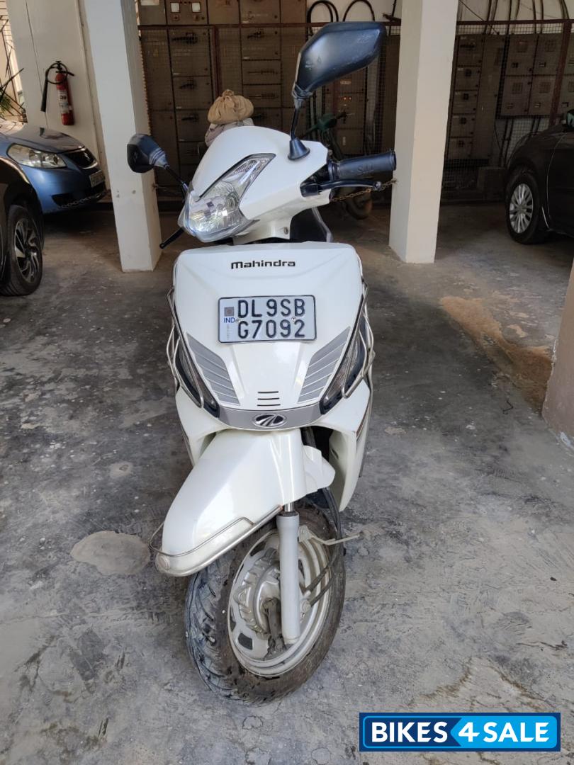 White Mahindra Gusto