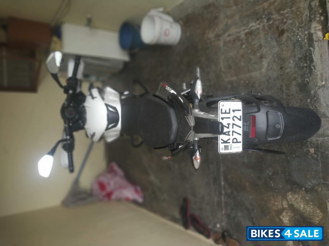 White Bajaj Pulsar 200 NS