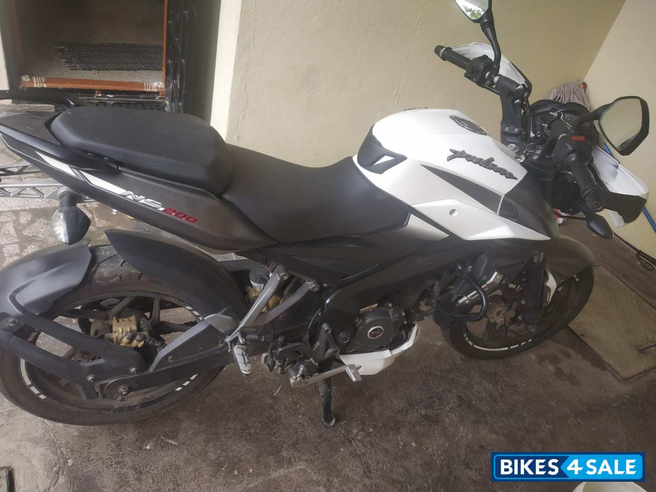 White Bajaj Pulsar 200 NS
