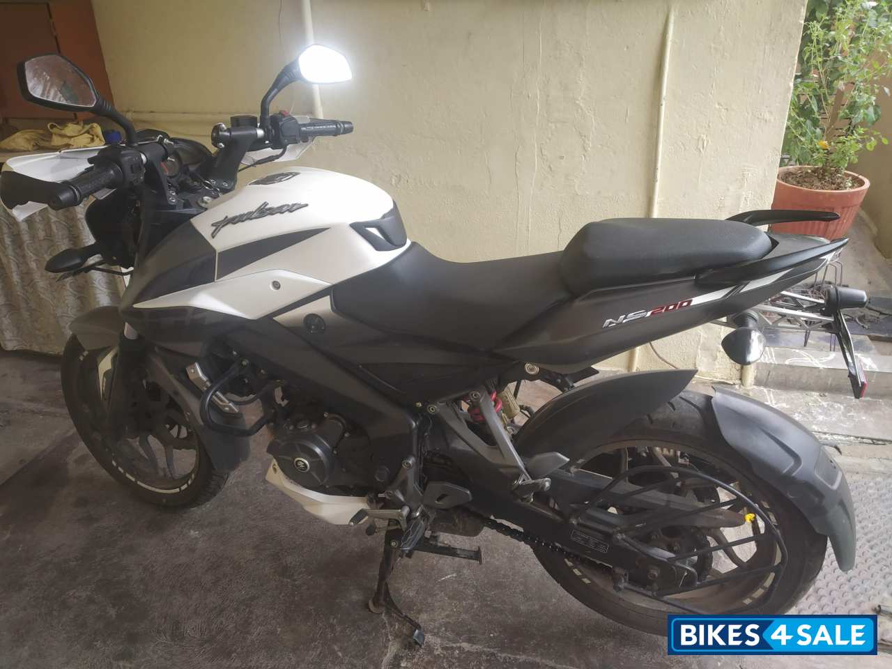 White Bajaj Pulsar 200 NS