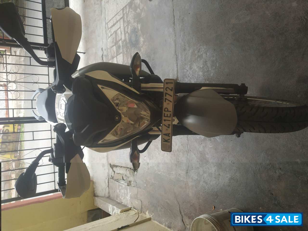 White Bajaj Pulsar 200 NS