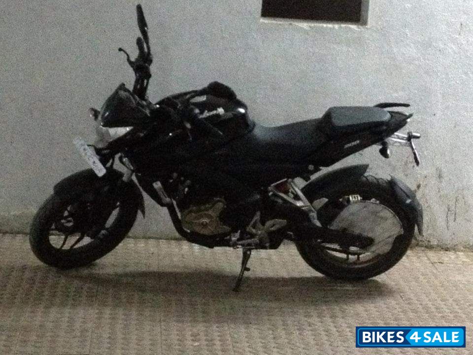 Black Bajaj Pulsar 200 NS
