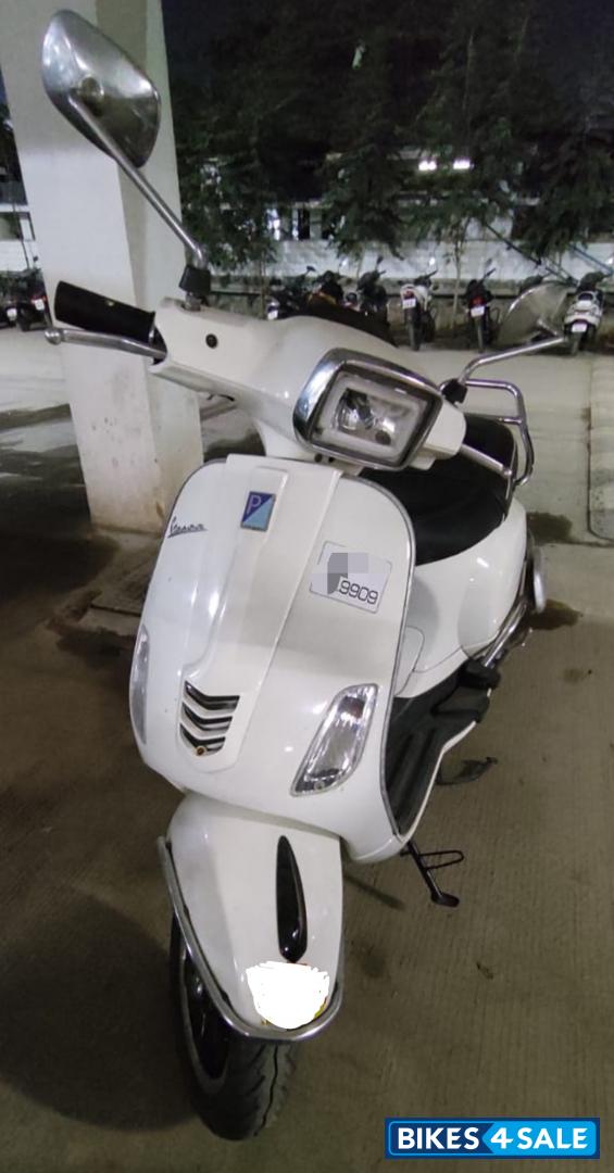 White Vespa SXL 125