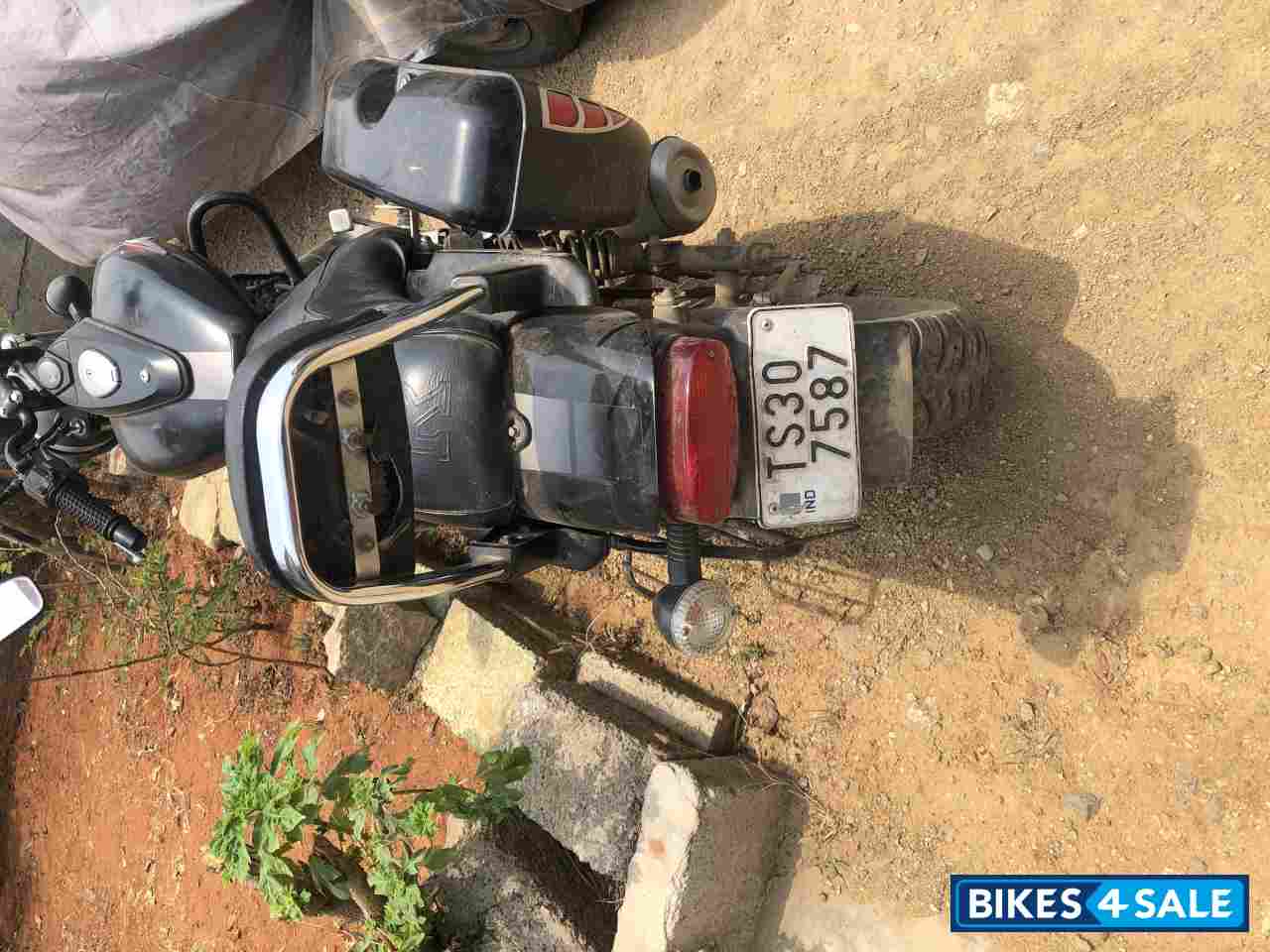 Black Bajaj Avenger Street 220