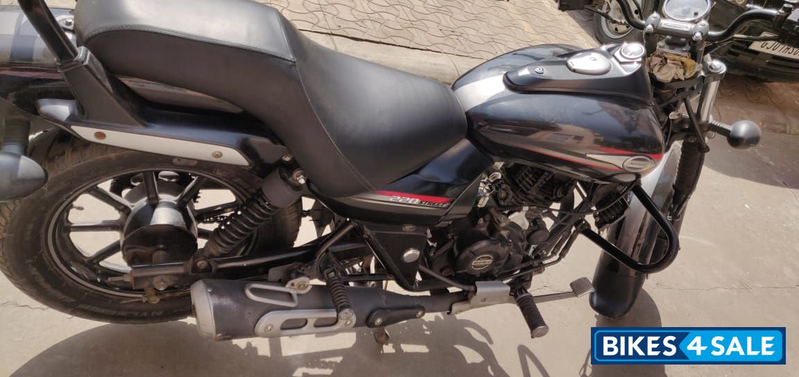 Black Bajaj Avenger Street 220 Black Bajaj Avenger Street 220