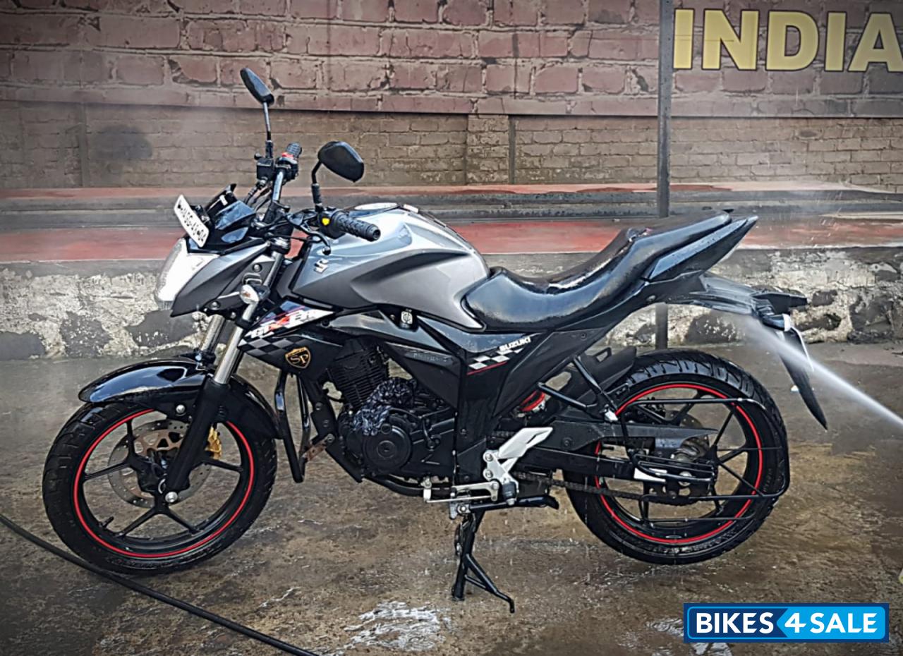 Silver Grey Suzuki Gixxer SP