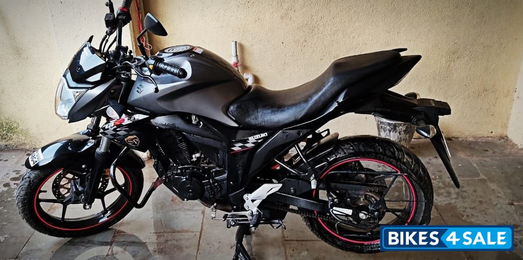 Silver Grey Suzuki Gixxer SP