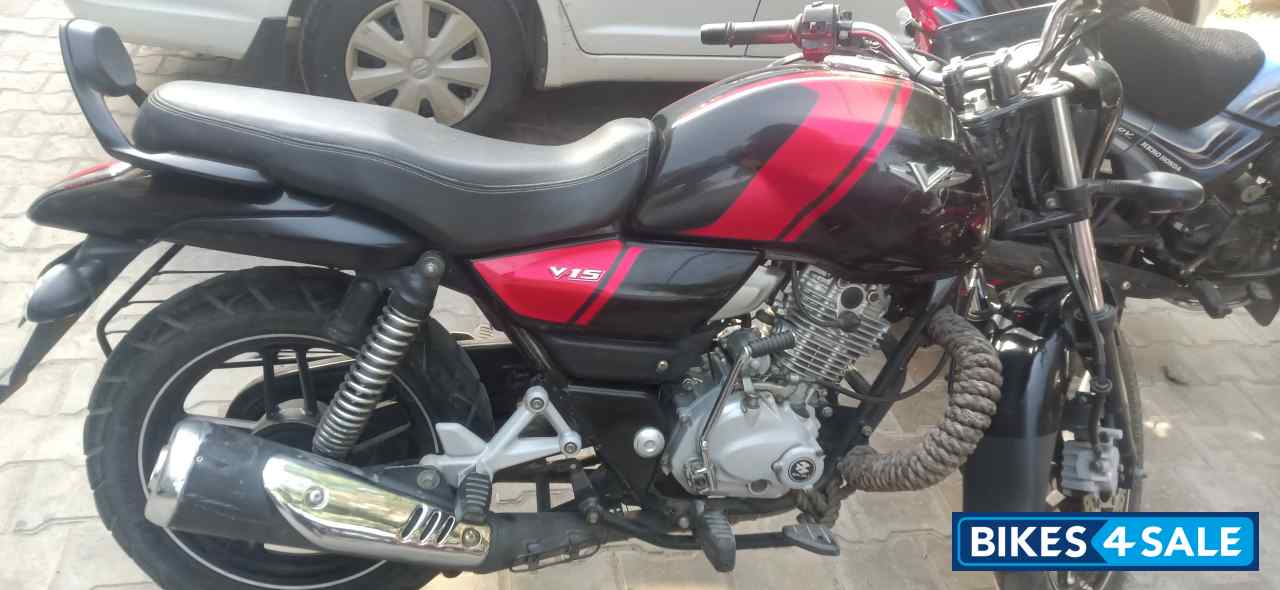 Bajaj V15