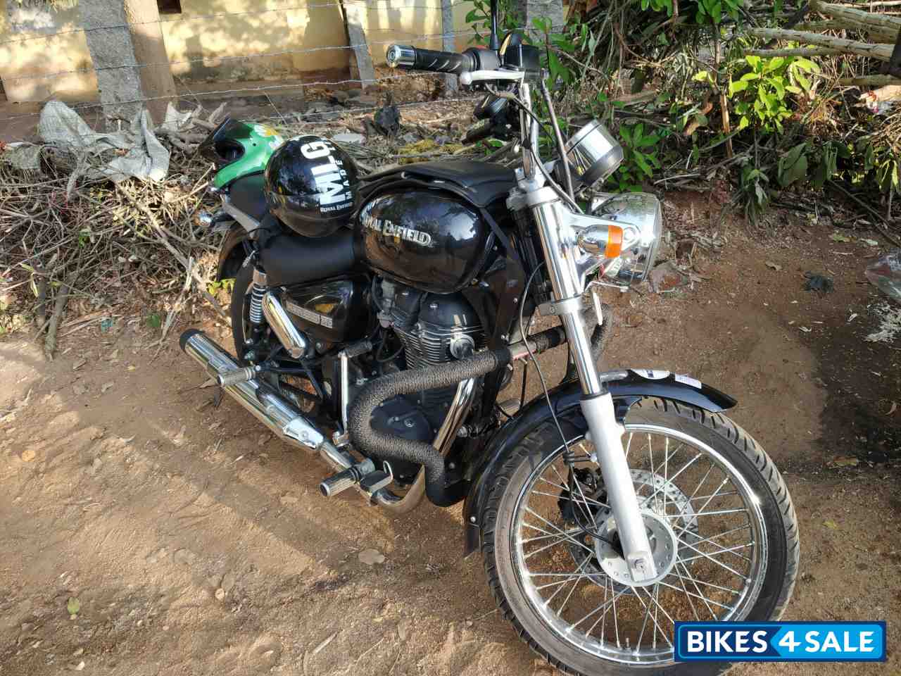 Black Royal Enfield Thunderbird 350