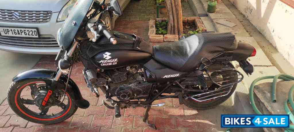 Black Bajaj Avenger 220 DTS-i