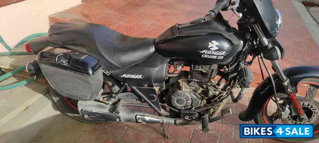 Black Bajaj Avenger 220 DTS-i
