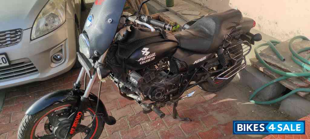 Black Bajaj Avenger 220 DTS-i