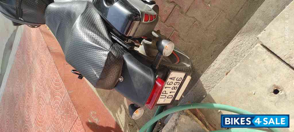 Black Bajaj Avenger 220 DTS-i