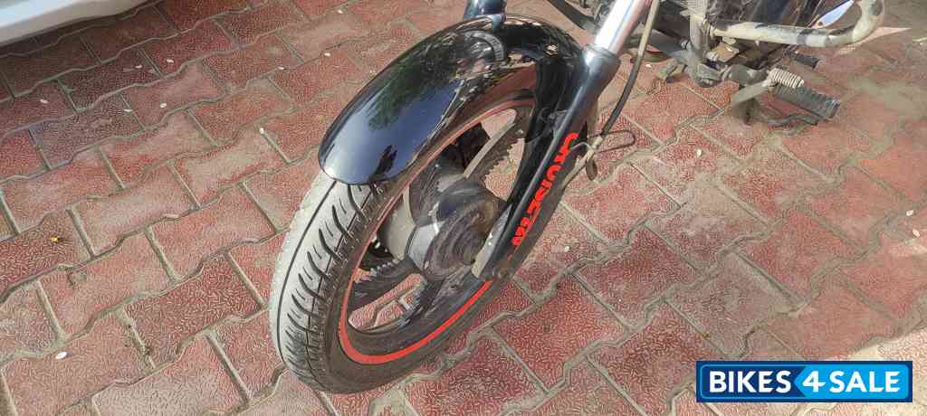 Black Bajaj Avenger 220 DTS-i