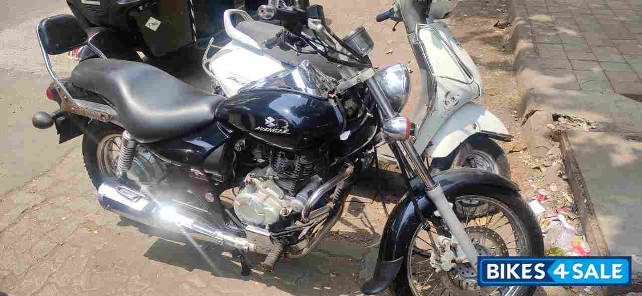 Black Bajaj Avenger 220 DTS-i