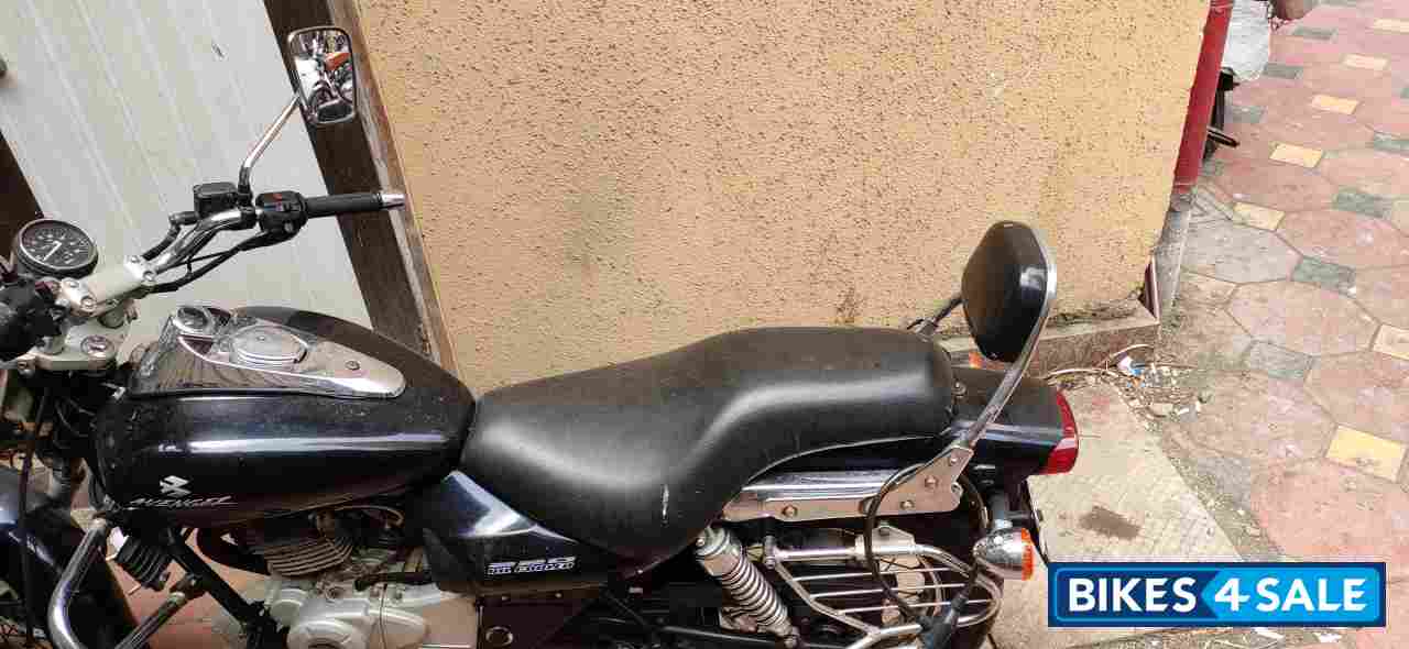 Black Bajaj Avenger 220 DTS-i