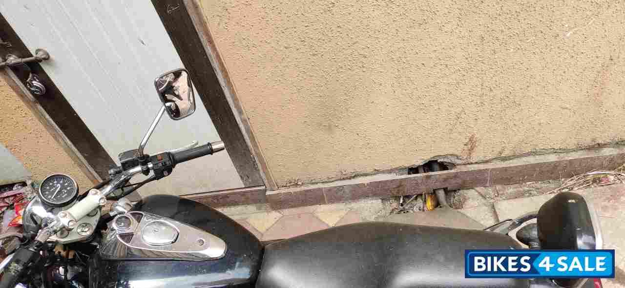 Black Bajaj Avenger 220 DTS-i