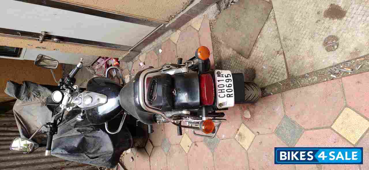Black Bajaj Avenger 220 DTS-i