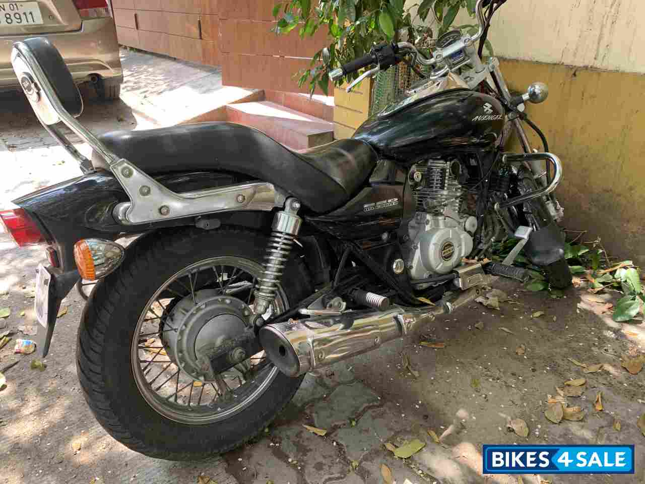 Black Bajaj Avenger 220 DTS-i