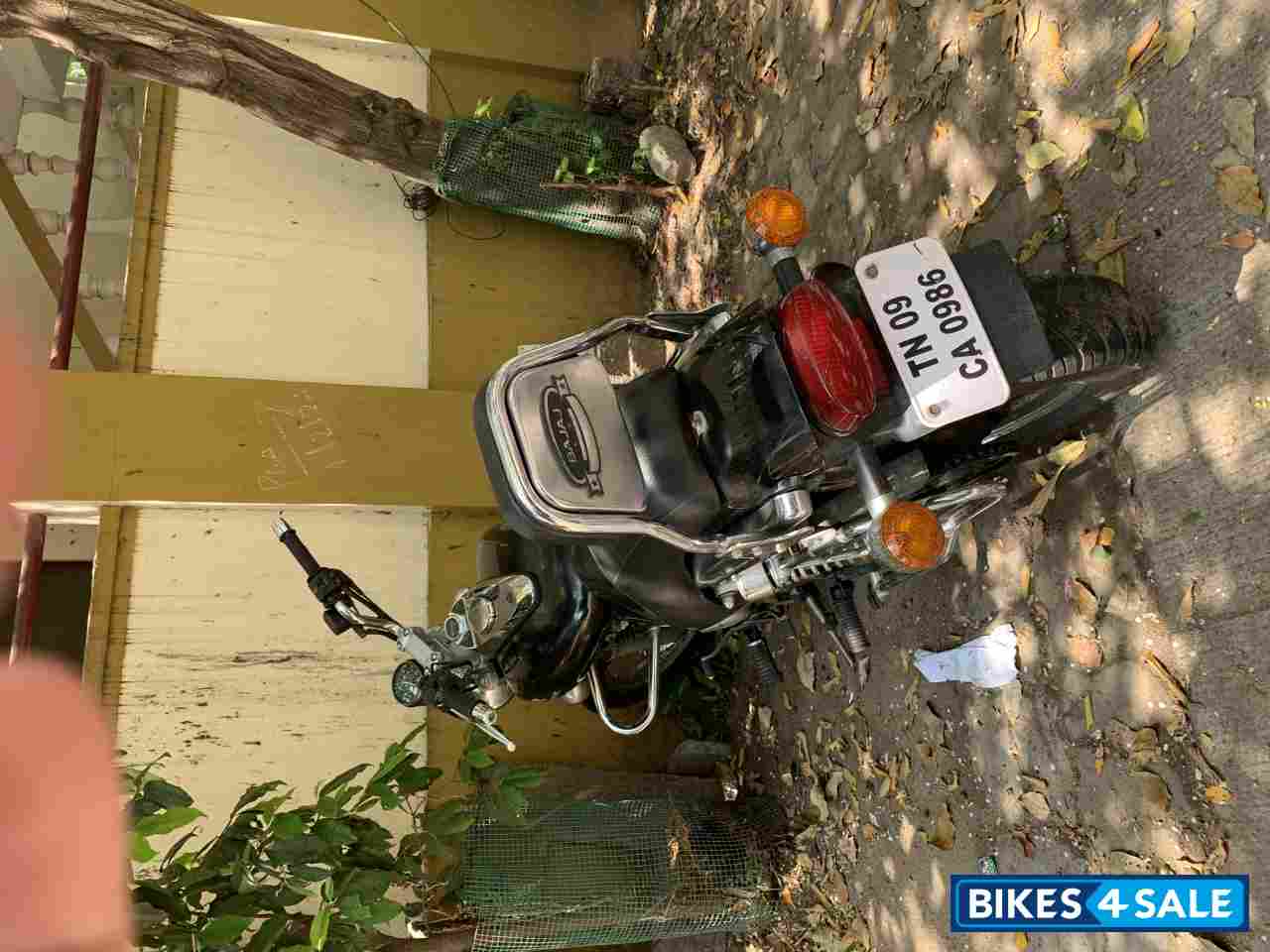 Black Bajaj Avenger 220 DTS-i