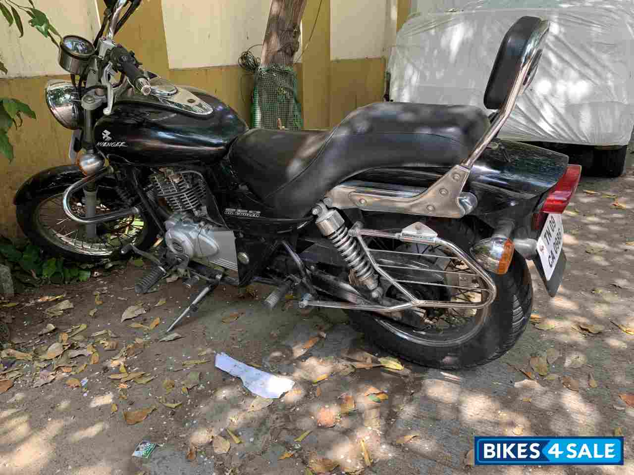 Black Bajaj Avenger 220 DTS-i