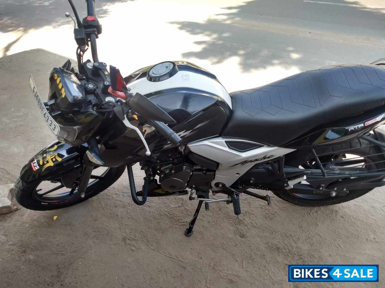 Black TVS Apache RTR 160 4V