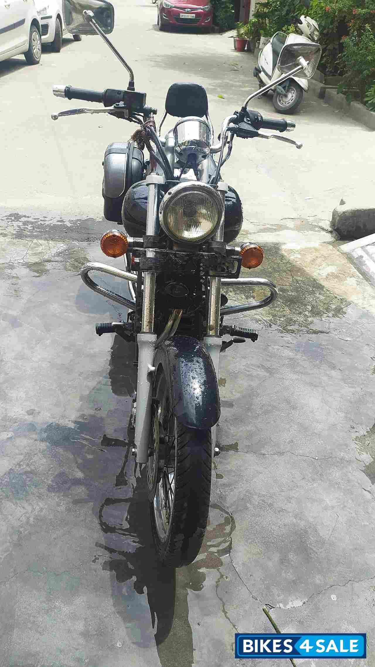 Black Bajaj Avenger 220 DTS-i