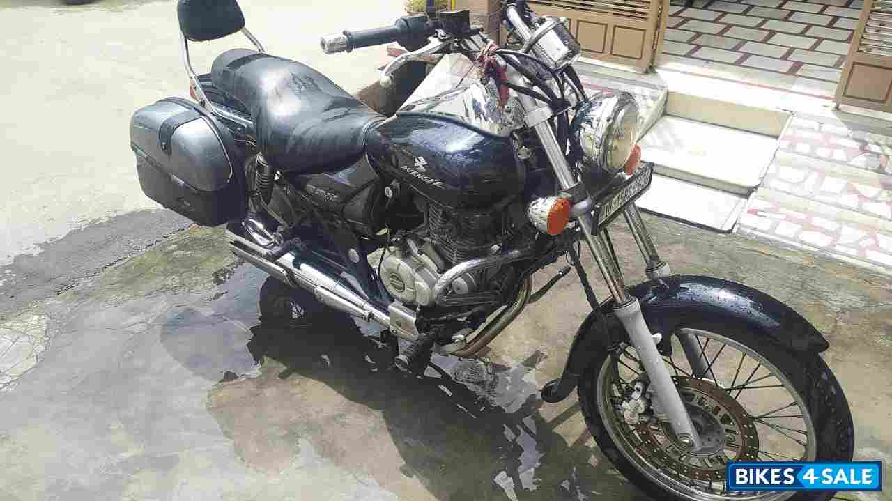 Black Bajaj Avenger 220 DTS-i