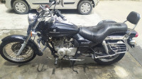 Black Bajaj Avenger 220 DTS-i