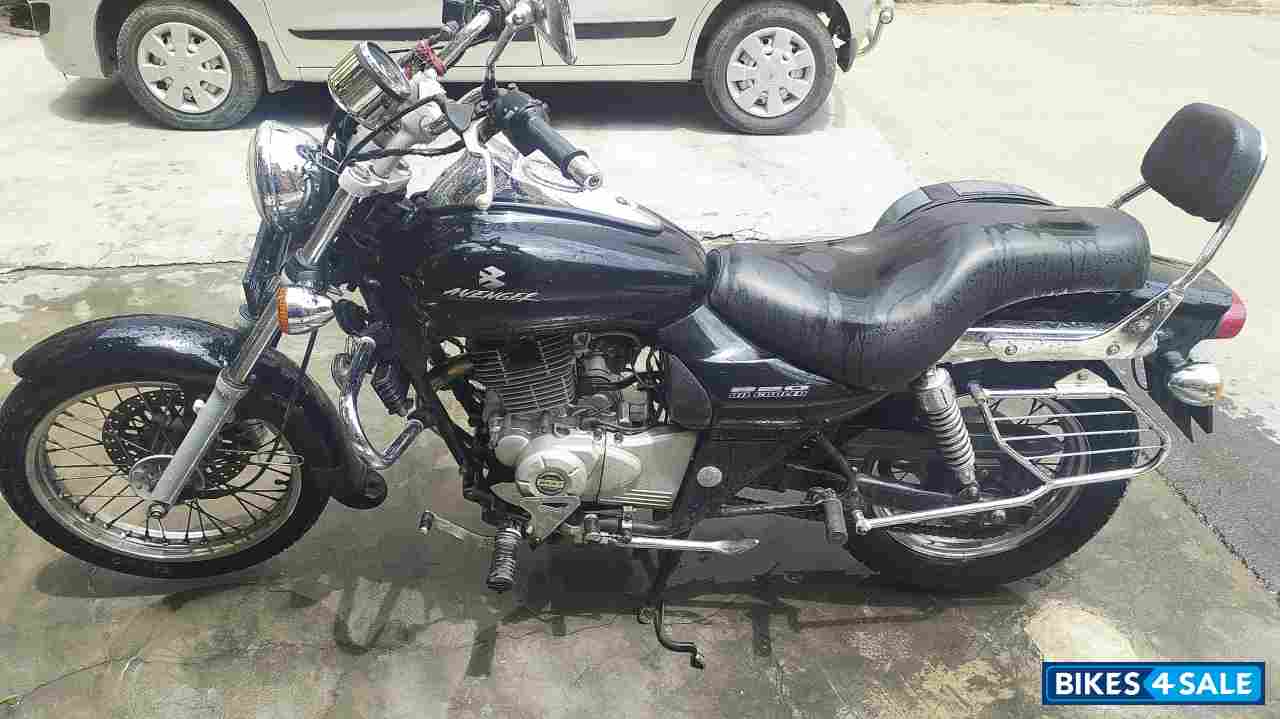 Black Bajaj Avenger 220 DTS-i