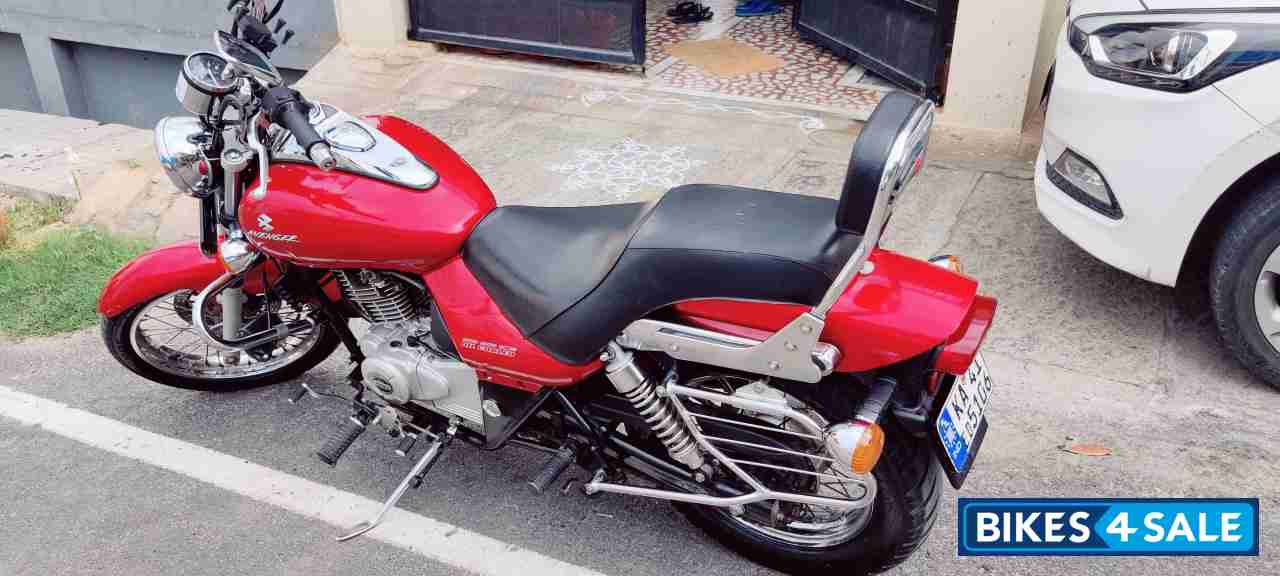 Red Bajaj Avenger 220 DTS-i Red Bajaj Avenger 220 DTS-i