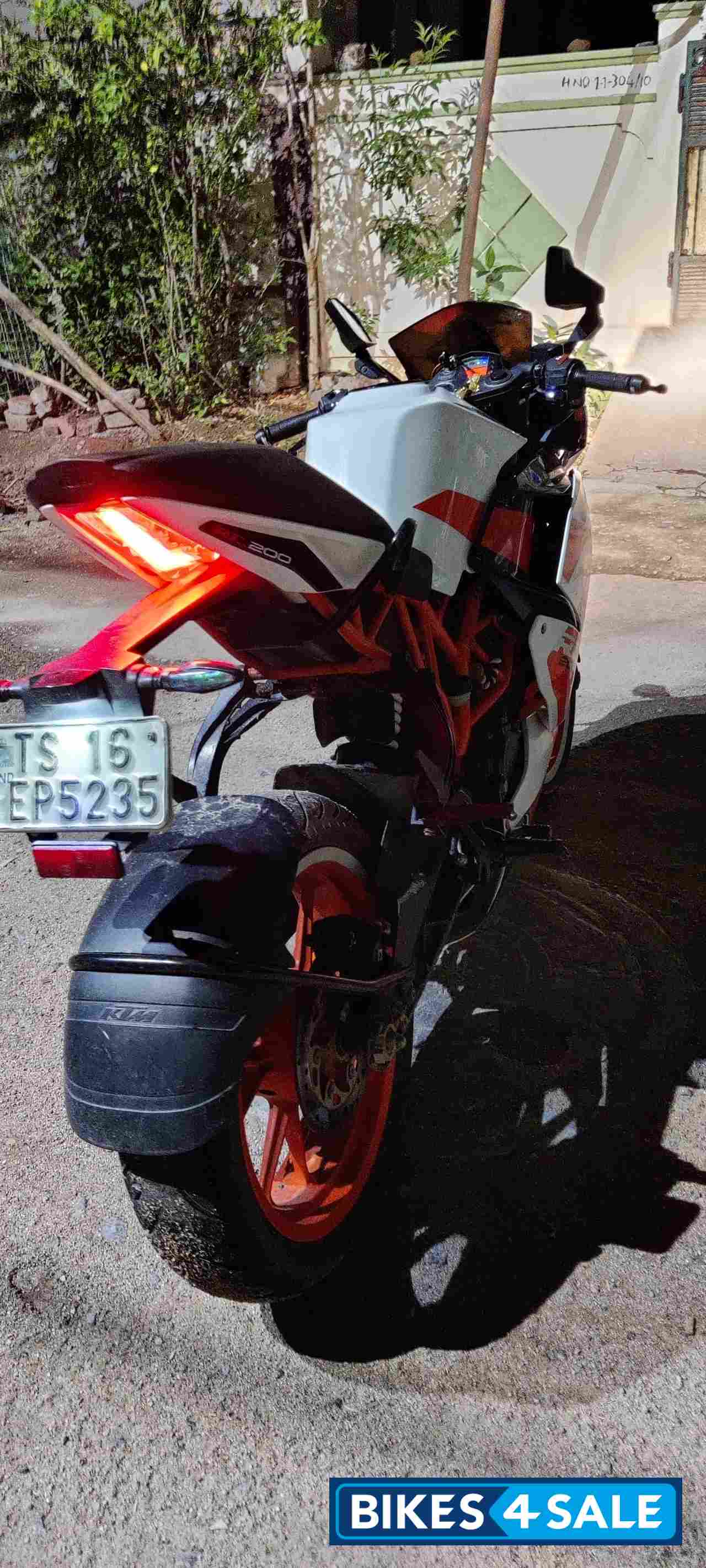White KTM RC 200