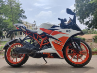 White KTM RC 200