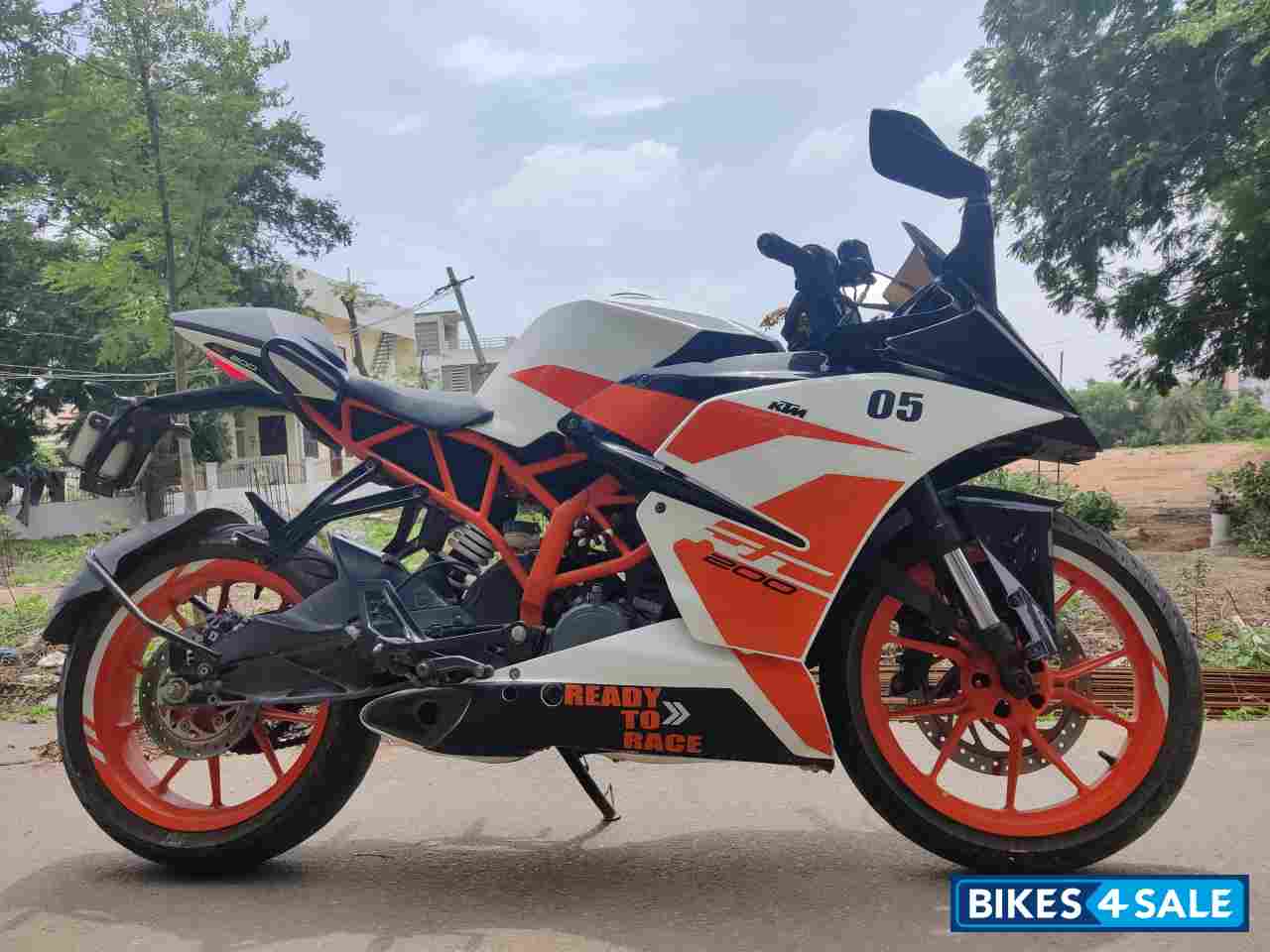 White KTM RC 200 White KTM RC 200