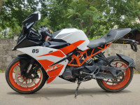 White KTM RC 200