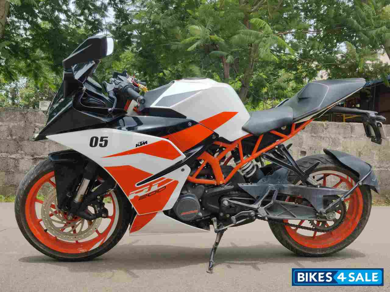 White KTM RC 200 White KTM RC 200