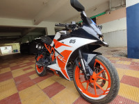 White KTM RC 200