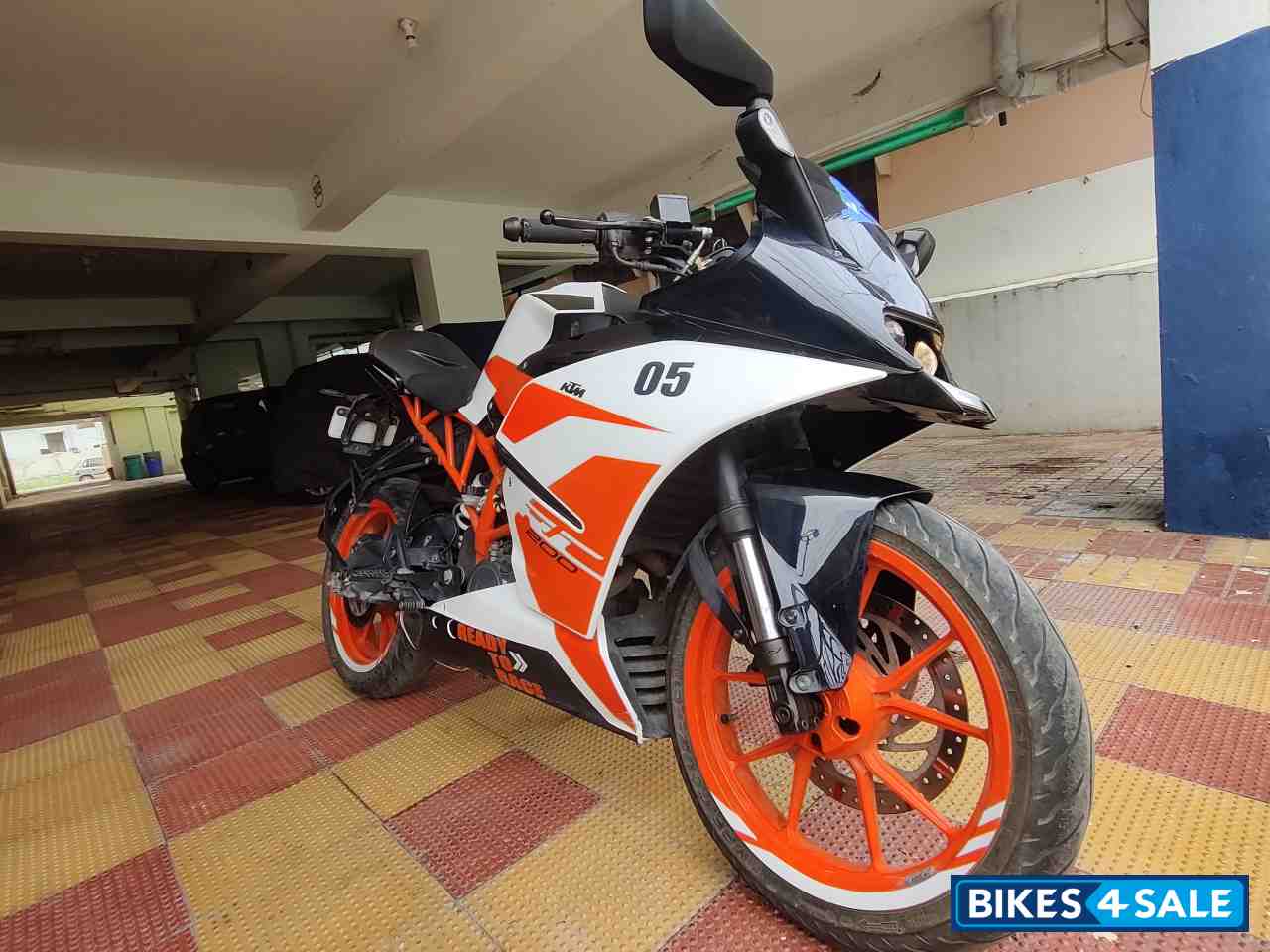 White KTM RC 200 White KTM RC 200