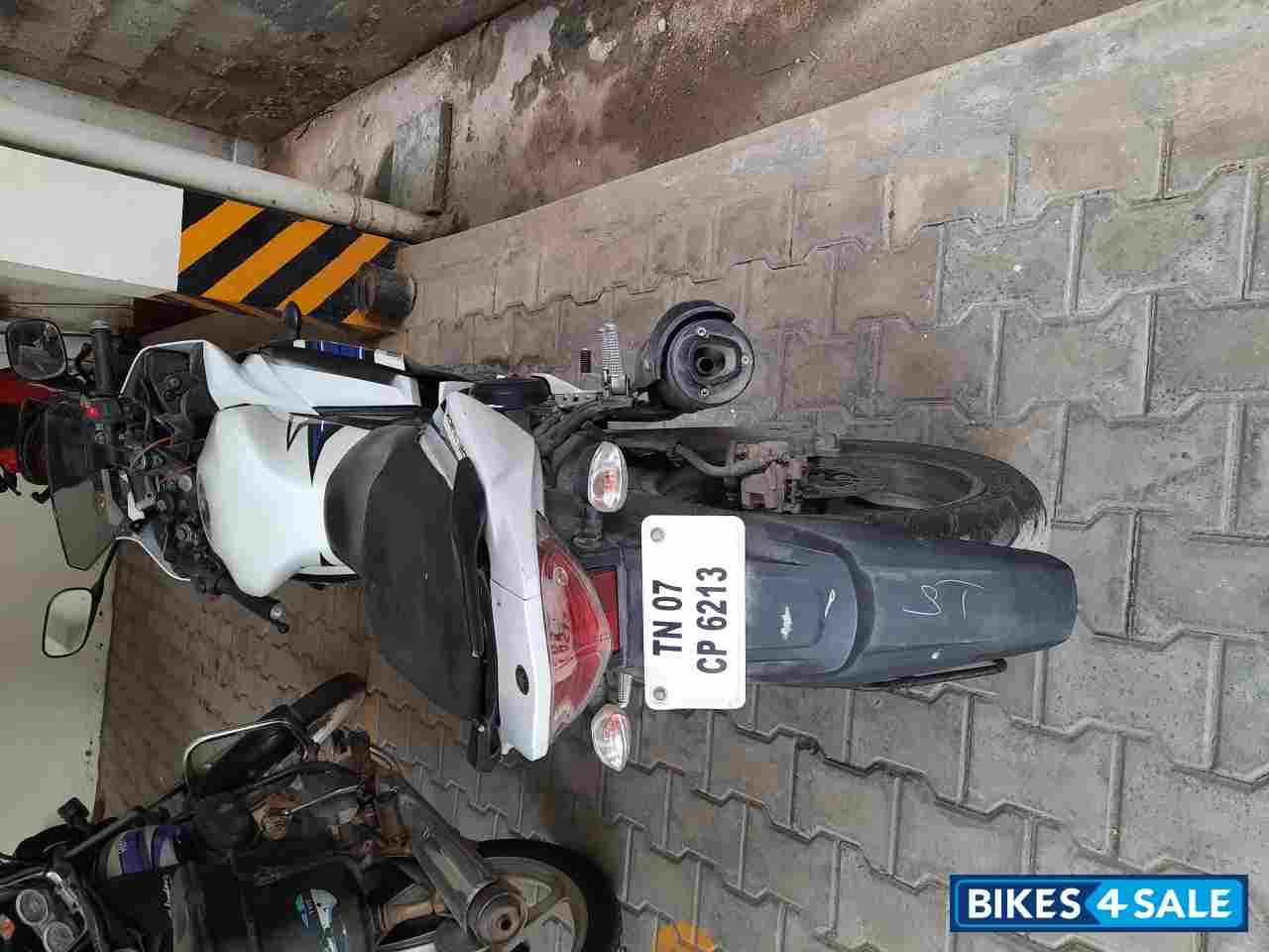 White Yamaha YZF R15 S White Yamaha YZF R15 S