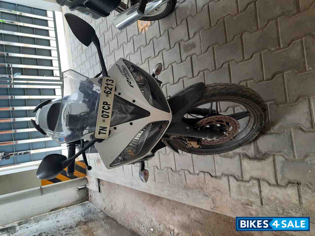 White Yamaha YZF R15 S White Yamaha YZF R15 S