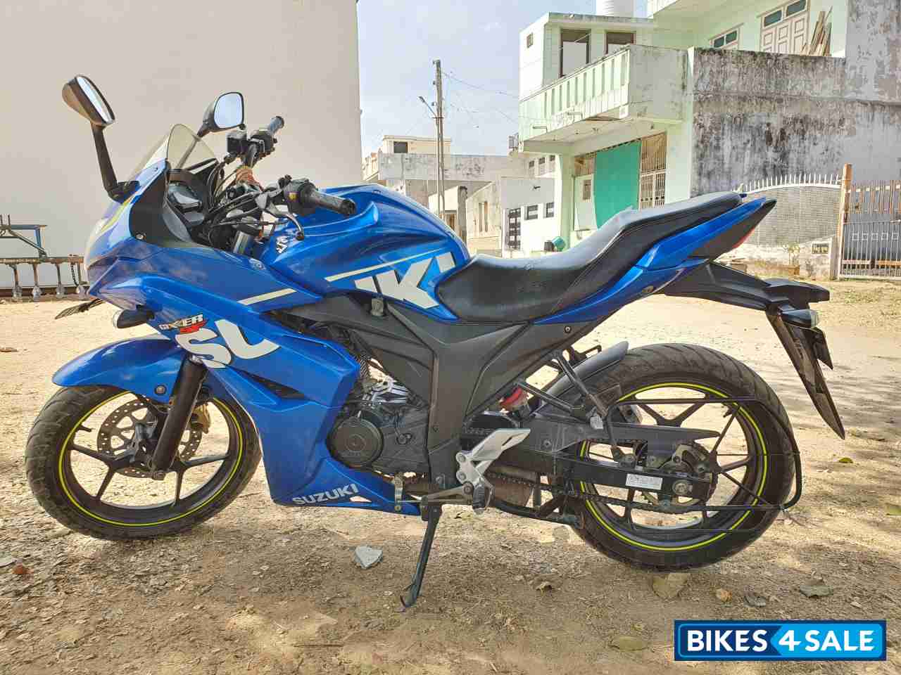 Blue Suzuki Gixxer SF