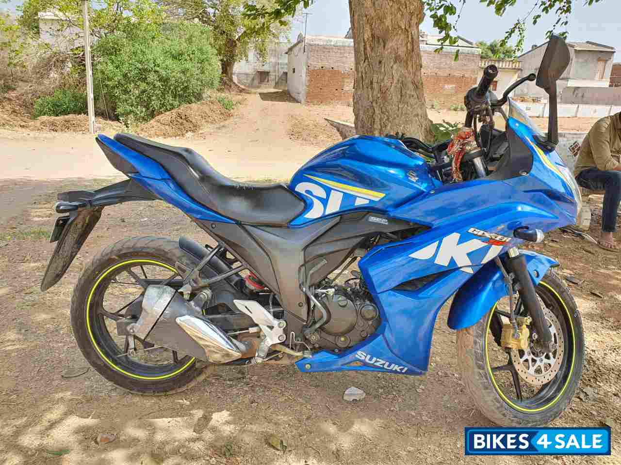 Blue Suzuki Gixxer SF