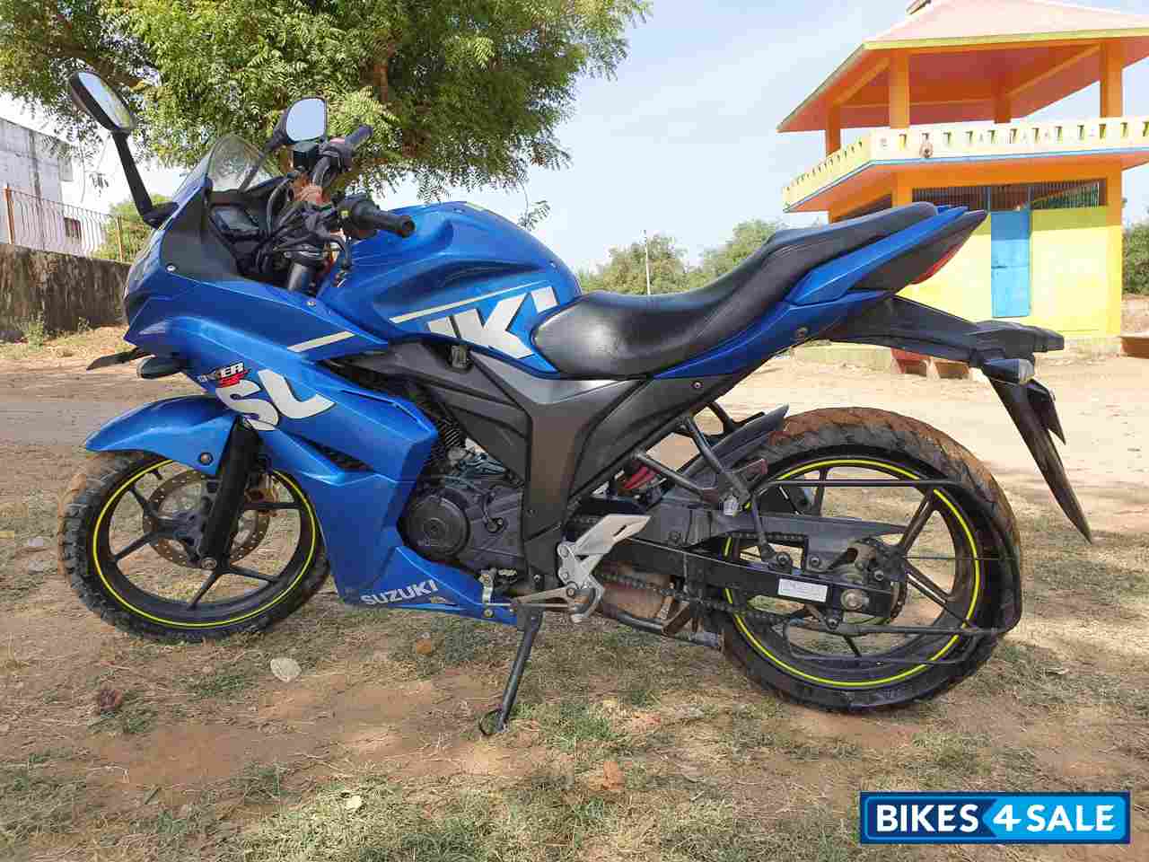 Blue Suzuki Gixxer SF
