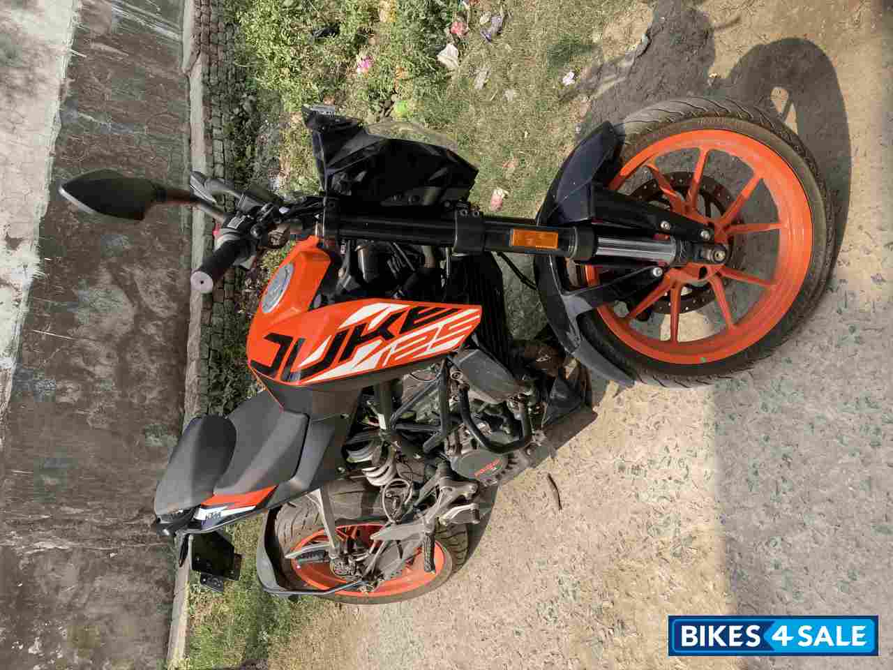 Orange KTM Duke 125 2020
