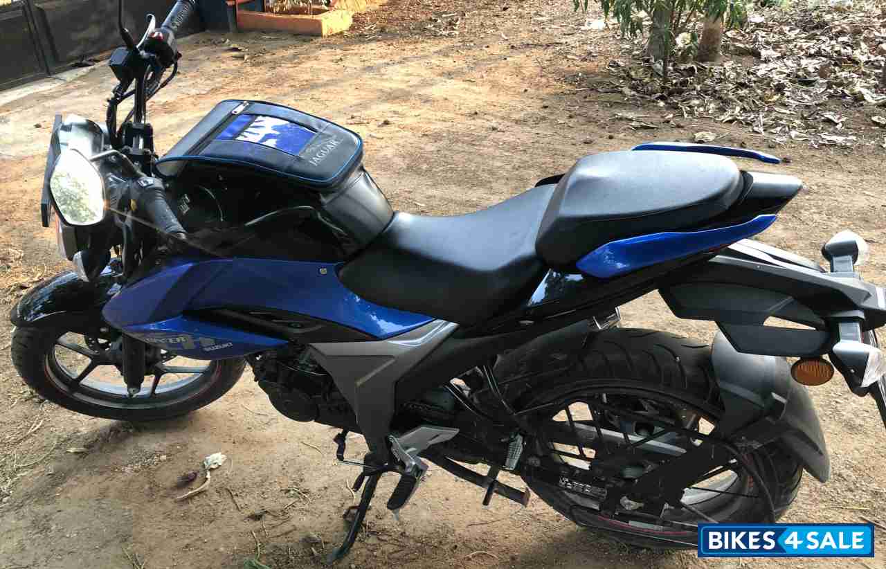 Blue Suzuki Gixxer BS6