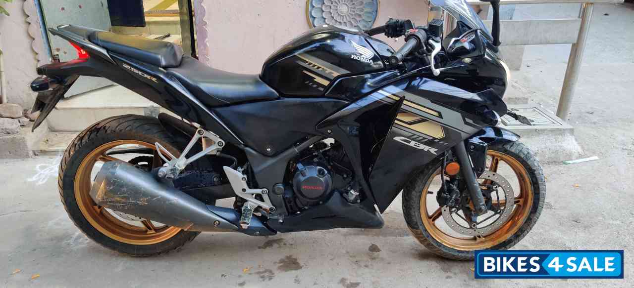 Black Honda CBR 250R