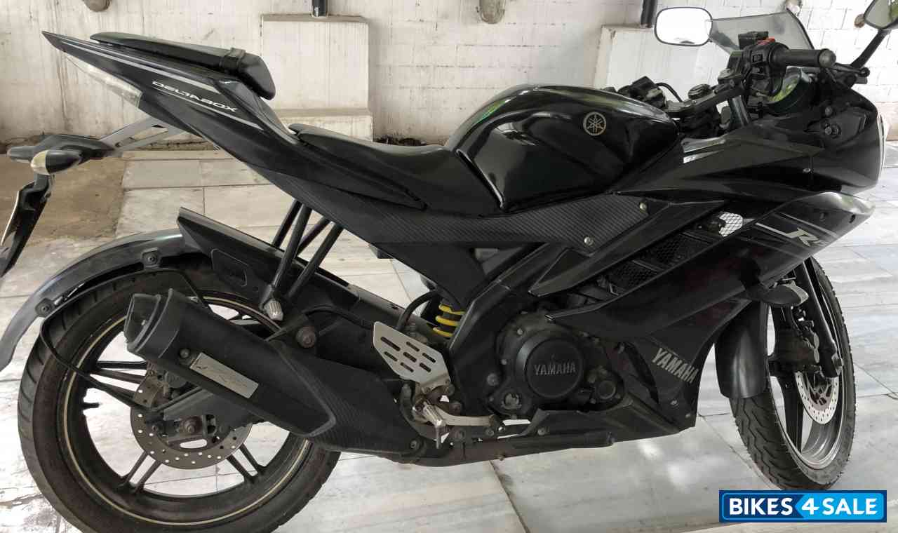 Black Yamaha YZF R15 V2 Black Yamaha YZF R15 V2